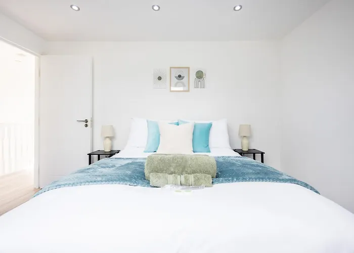 Beautiful 3-Bed Apartment In Shepherd\'S Bush