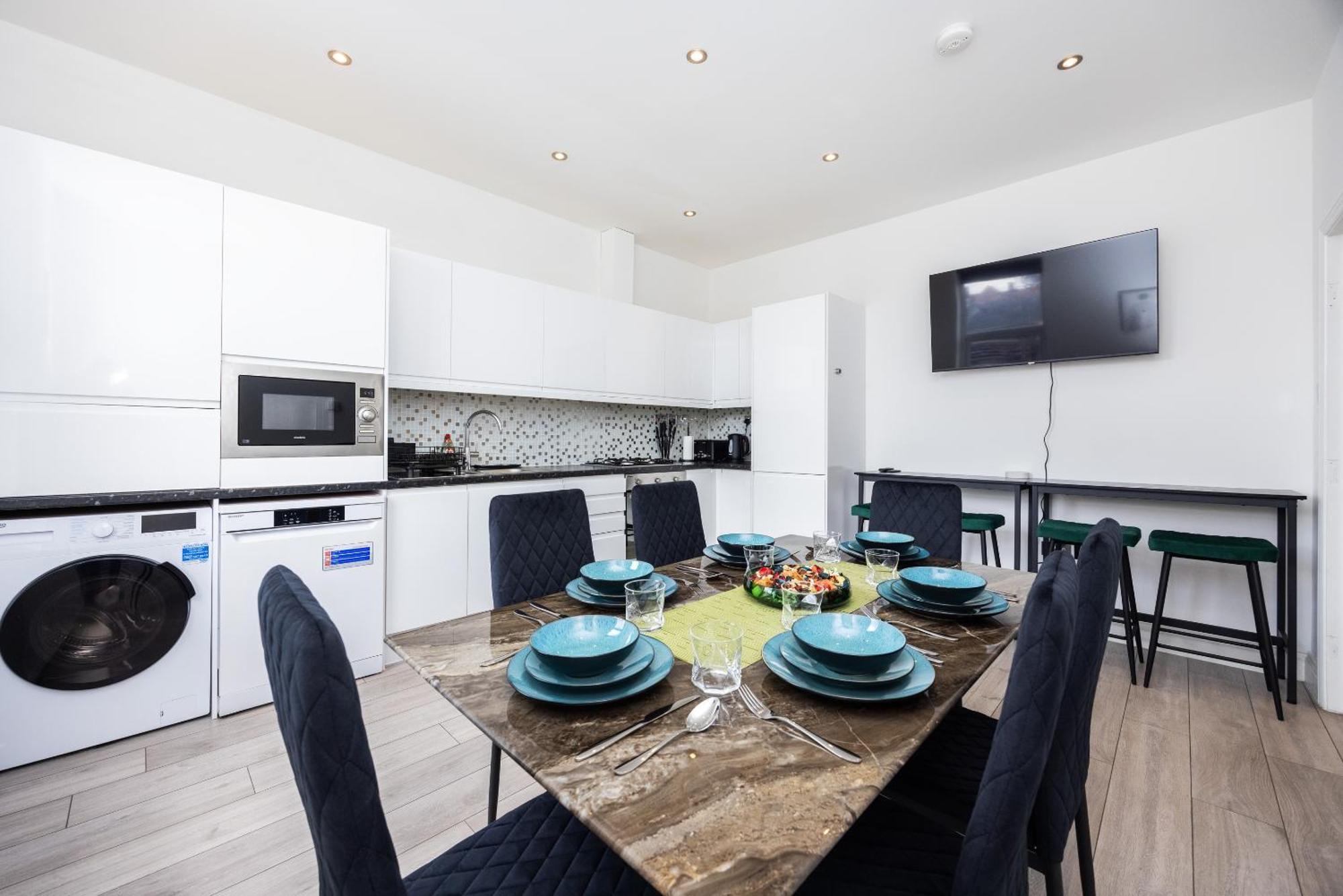 Апартаменты Beautiful 3-bed In Shepherd's Bush Лондон