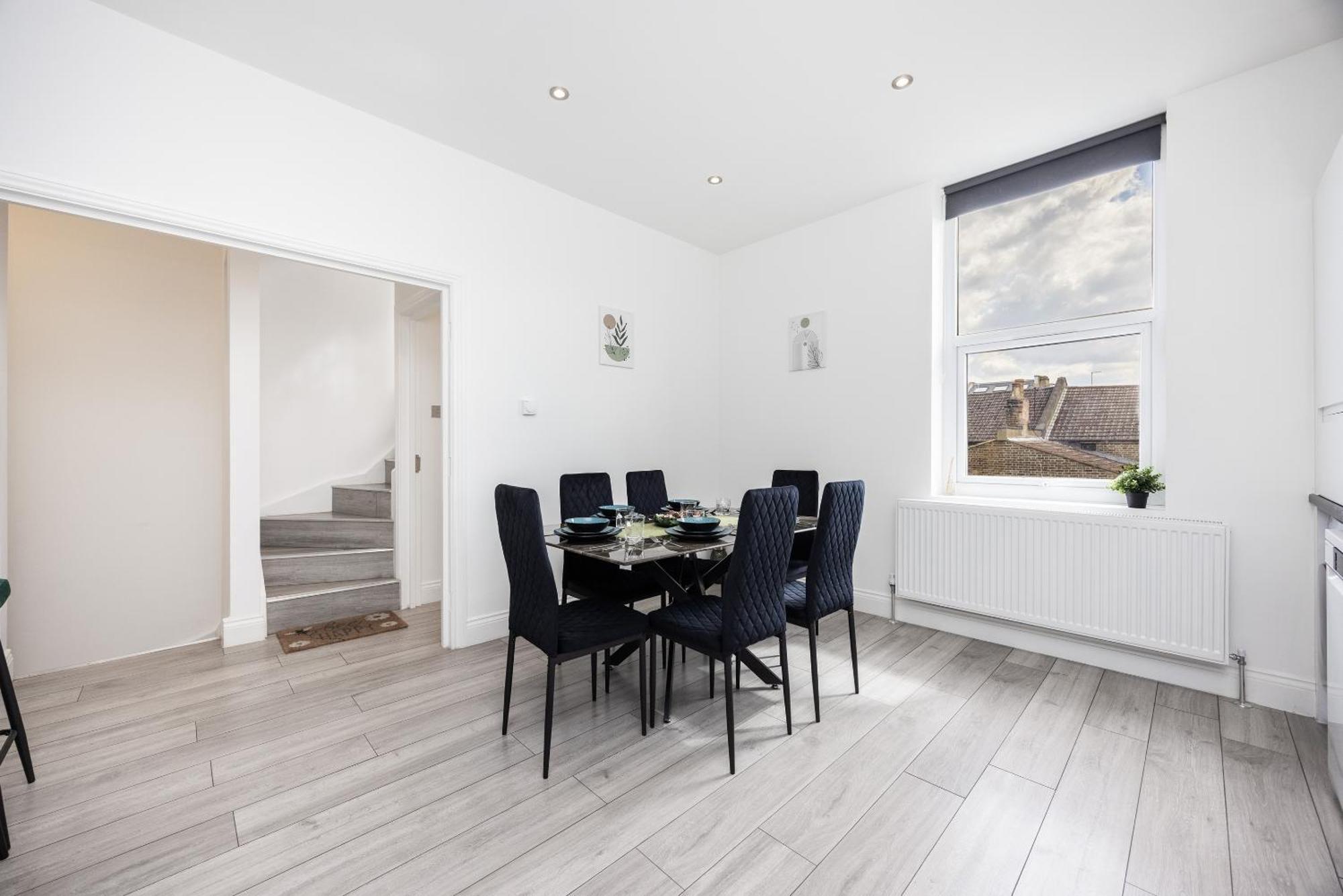 Апартаменты Beautiful 3-bed In Shepherd's Bush Лондон